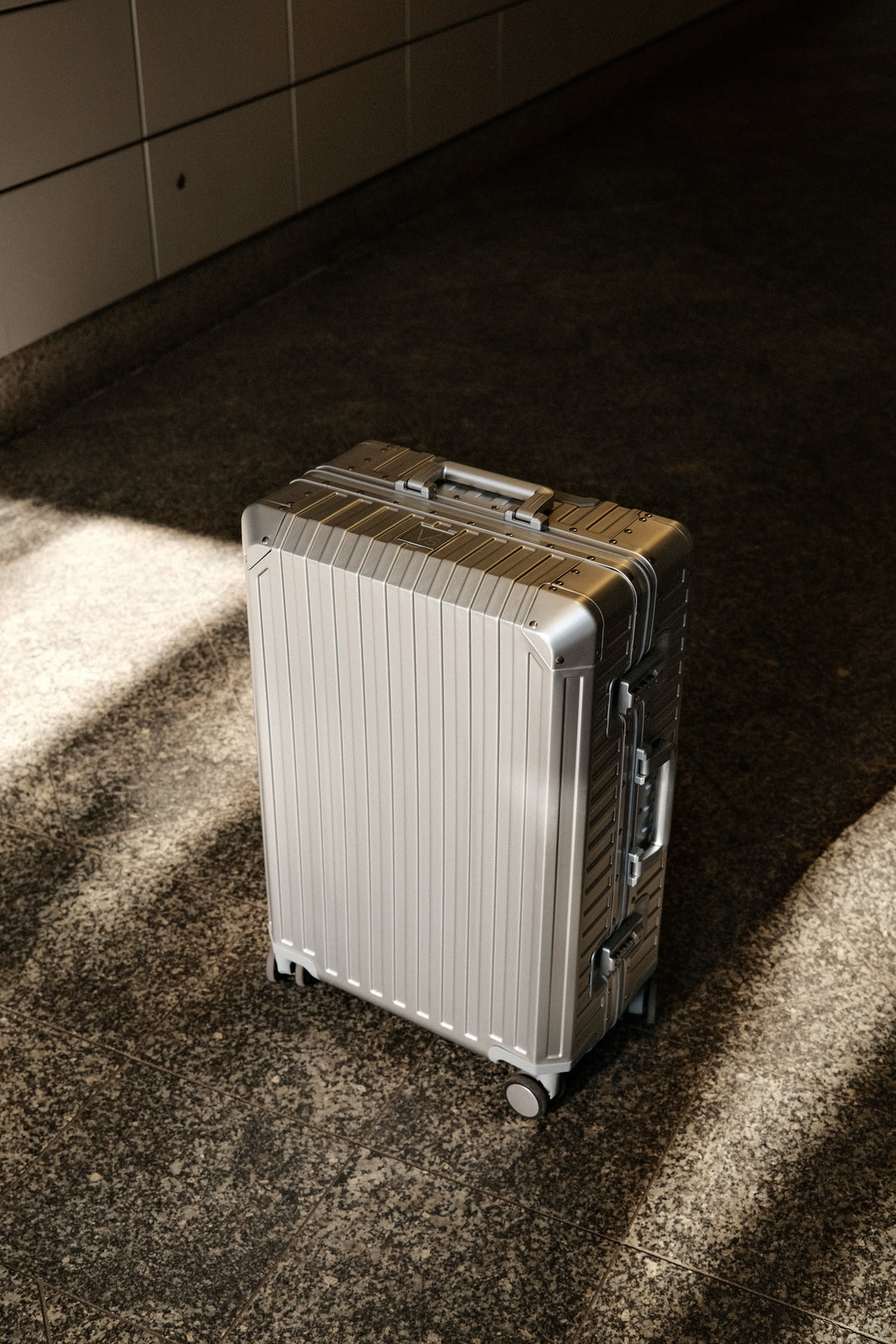 ICONIC ALUMINIUM - SILVER